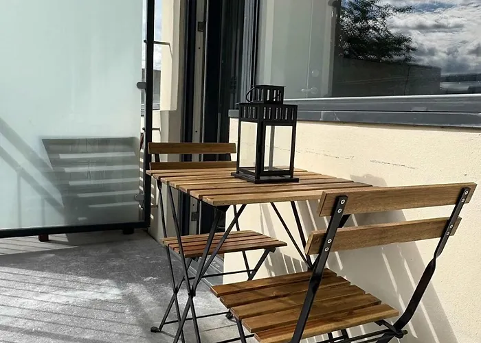 Apartment Pending Queen Bedroom With Balcony In Shared *