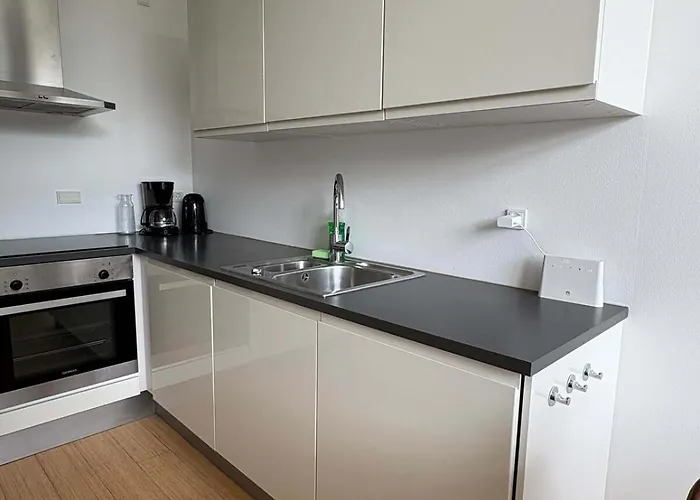 Apartment Pending Queen Bedroom With Balcony In Shared