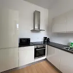 Pending Queen Bedroom With Balcony In Shared Apartamento
