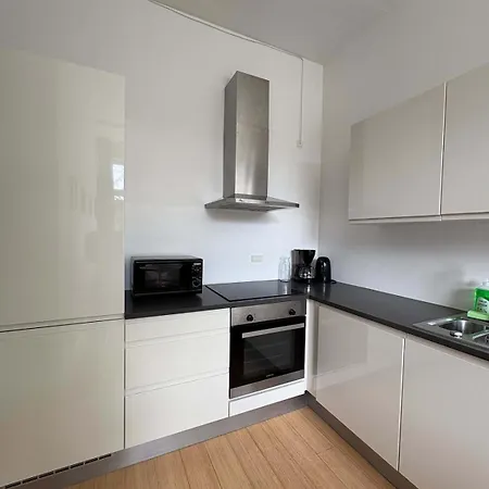 Pending Queen Bedroom With Balcony In Shared Apartamento