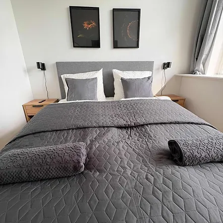Pending Queen Bedroom With Balcony In Shared Copenhaga