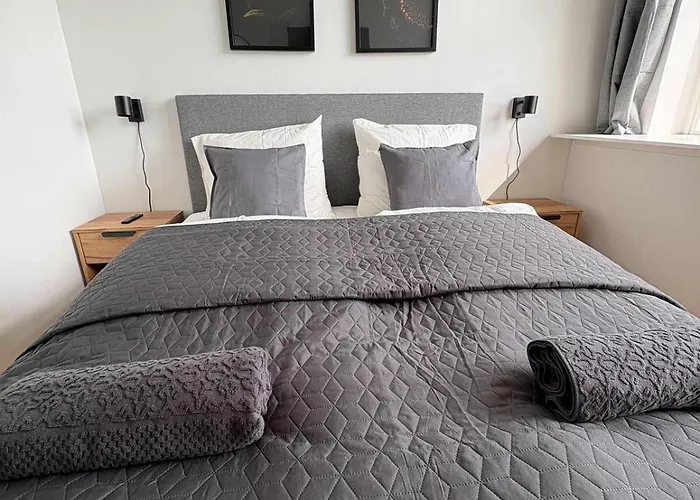 Pending Queen Bedroom With Balcony In Shared Копенгаген