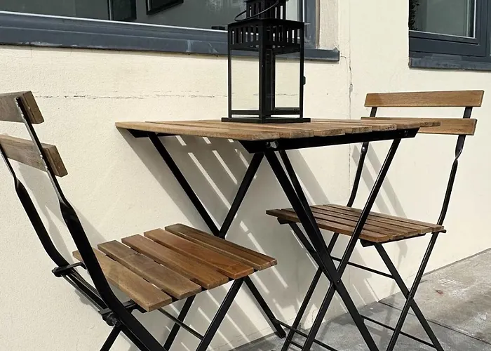 Pending Queen Bedroom With Balcony In Shared *