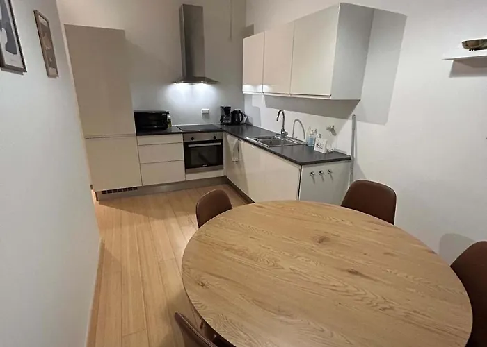 Pending Queen Bedroom With Balcony In Shared Apartamento