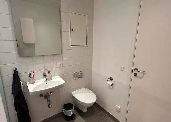 Pending Queen Bedroom With Balcony In Shared *