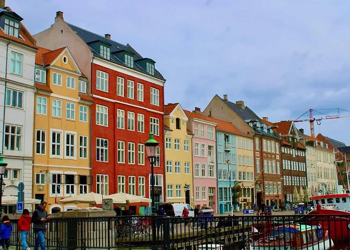 Pending Queen Bedroom With Balcony In Shared *