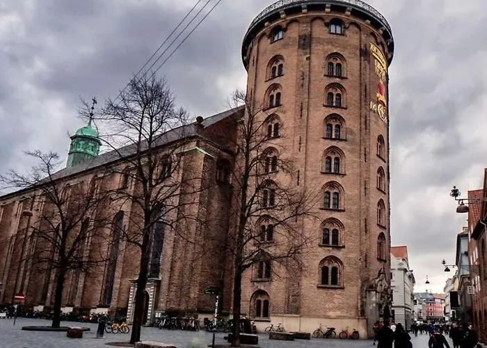 Pending Queen Bedroom With Balcony In Shared