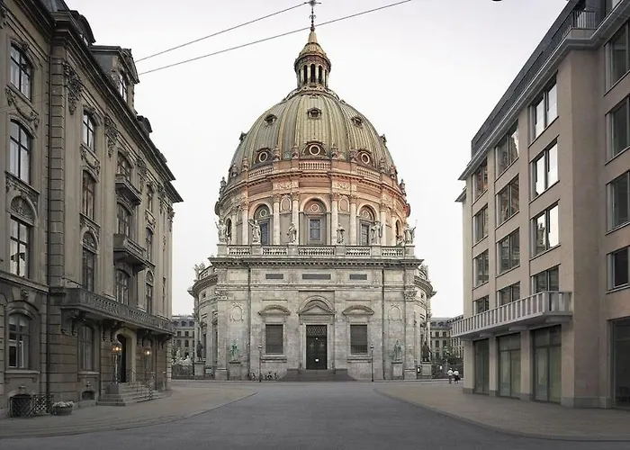 Pending Queen Bedroom With Balcony In Shared Copenhague