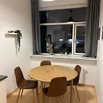 Pending Queen Bedroom With Balcony In Shared Апартаменты