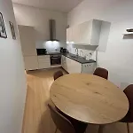 Pending Queen Bedroom With Balcony In Shared Апартаменты