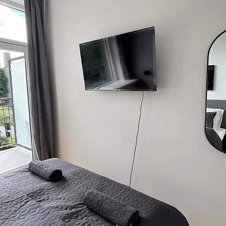 Pending Queen Bedroom With Balcony In Shared *