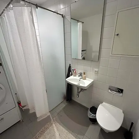 Apartment Pending Queen Bedroom With Balcony In Shared *