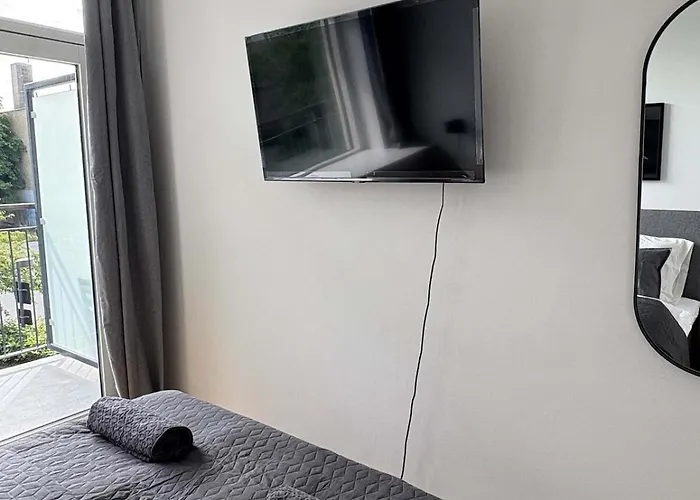 Pending Queen Bedroom With Balcony In Shared *