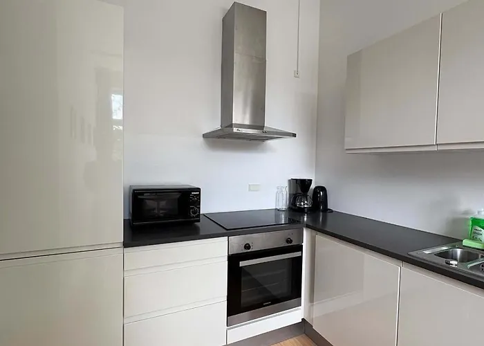 Pending Queen Bedroom With Balcony In Shared Apartman