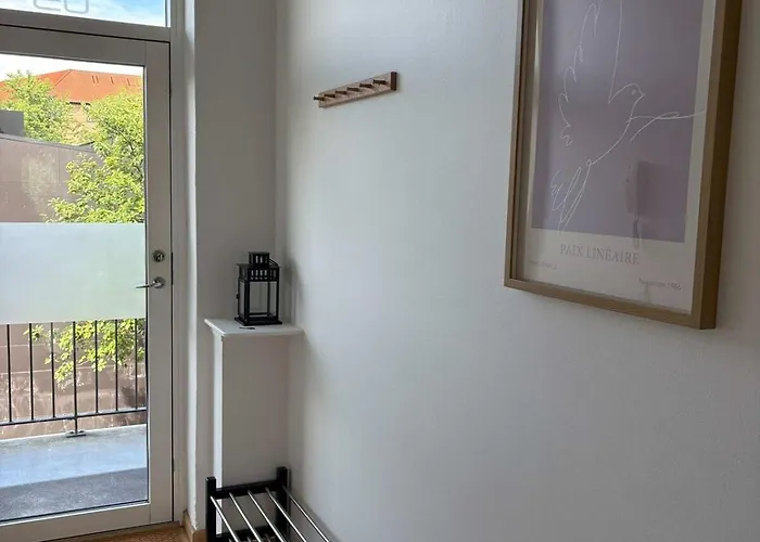 Pending Queen Bedroom With Balcony In Shared