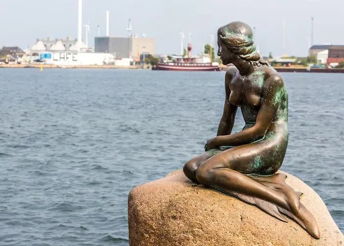 Pending Queen Bedroom With Balcony In Shared * Koppenhága