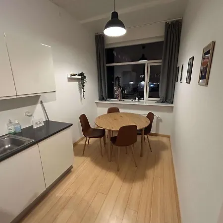 דירה Pending Queen Bedroom With Balcony In Shared *
