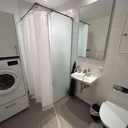 דירה Pending Queen Bedroom With Balcony In Shared *