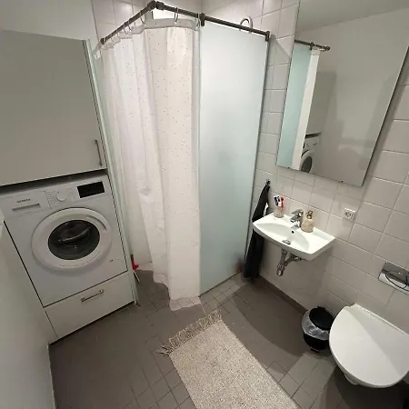 דירה Pending Queen Bedroom With Balcony In Shared *